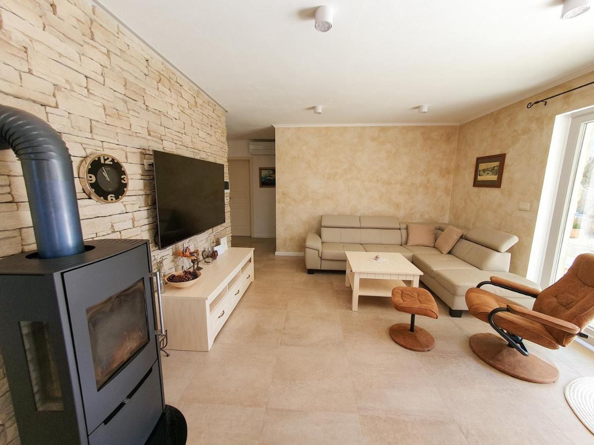 Villa Alara - Charming Villa With Heated Swimming Pool Milohnici Ngoại thất bức ảnh