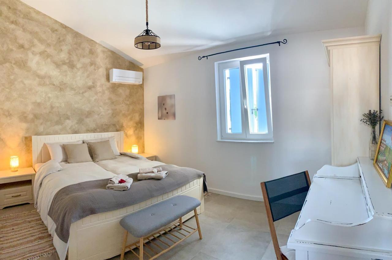 Villa Alara - Charming Villa With Heated Swimming Pool Milohnici Ngoại thất bức ảnh