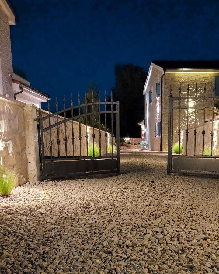 Villa Alara - Charming Villa With Heated Swimming Pool Milohnici Ngoại thất bức ảnh